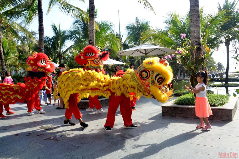Múa lân, sư, rồng thu hút các em nhỏ cùng tham gia. (Ảnh: Đình Châu) Bình Thuận chúc Tết cơ sở du lịch và du khách ngày đầu Xuân Nhâm Dần 2022 -0