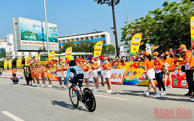 Các vận động viên nhận được sự cổ vũ nhiệt tình của người dân thành phố Hạ Long. Khởi động Cuộc đua xe đạp toàn quốc tranh Cup Truyền hình thành phố Hồ Chí Minh lần thứ 34 - 2022 -0