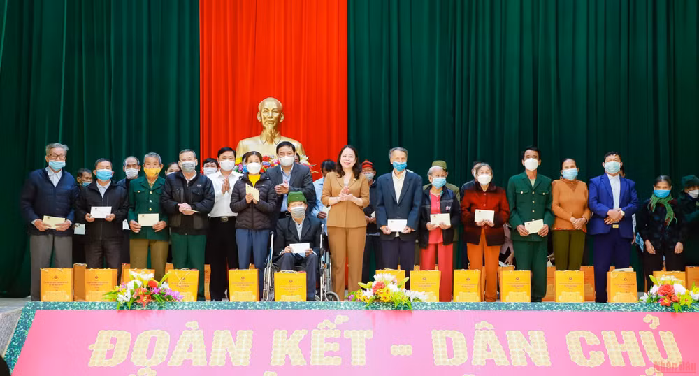 Phó Chủ tịch nước Võ Thị Ánh Xuân dâng hương tại Khu di tích Kim Liên -0