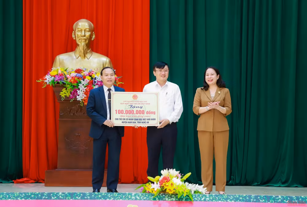 Phó Chủ tịch nước Võ Thị Ánh Xuân dâng hương tại Khu di tích Kim Liên -0