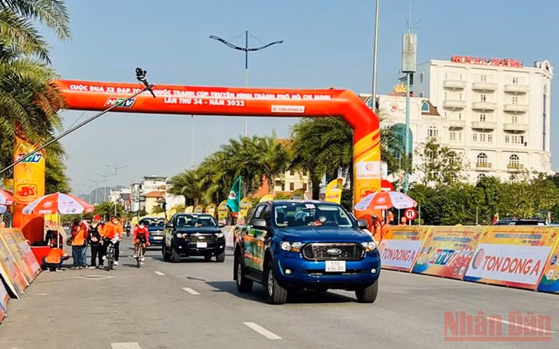 Các đoàn vận động viên diễu hành trước khi tranh tài ở cự ly 4km cá nhân tính giờ.