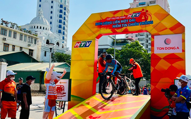 Các vận động viên xuất phát chặng đua cá nhân tính giờ 4km. Khởi động Cuộc đua xe đạp toàn quốc tranh Cup Truyền hình thành phố Hồ Chí Minh lần thứ 34 - 2022 -0