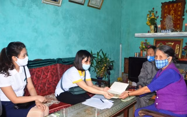 Cán bộ BHXH và Bưu điện TP Móng Cái, Quảng Ninh, chi trả tiền chế độ tại nhà trong tháng 4 năm 2020 (Ảnh minh họa: Quang Thọ).