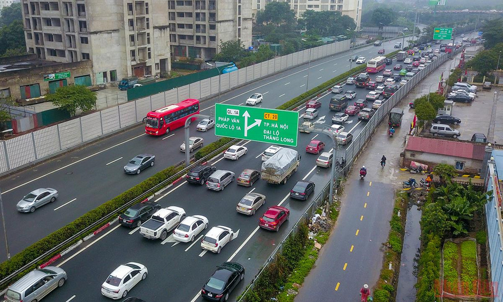 Lúc 16h40, đoạn cuối cao tốc Pháp Vân-Cầu Giẽ ùn dài hơn 1 km, các phương tiện nối đuôi nhau để di chuyển vào trung tâm Hà Nội. Lượng người đổ về đông, kèm theo mưa lạnh khiến việc di chuyển trở nên khó khăn. (Ảnh: THÀNH ĐẠT) Người dân các tỉnh đội mưa đổ về Hà Nội ngày cuối kỳ nghỉ Tết Nguyên đán Nhâm Dần -0