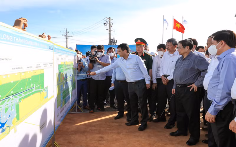 Thủ tướng Phạm Minh Chính nghe đơn vị thi công dự án sân bay Long Thành báo cáo về tổng thể quy hoạch, tiến độ thi công các hạng mục. (Ảnh: Nhật Bắc)
