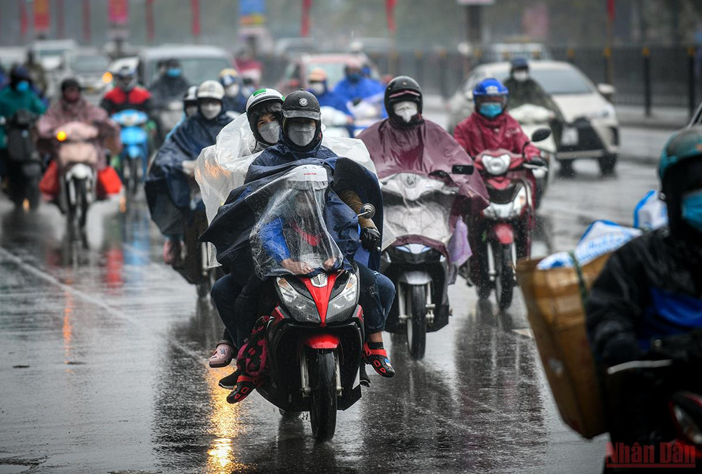 Nhiều gia đình có trẻ em đi cùng rất sốt ruột về nhà vì trẻ em thường phải ngồi trước, dưới cơn mưa chiều nay bị mệt mỏi hơn rất nhiều. (Ảnh: THÀNH ĐẠT) Người dân các tỉnh đội mưa đổ về Hà Nội ngày cuối kỳ nghỉ Tết Nguyên đán Nhâm Dần -0