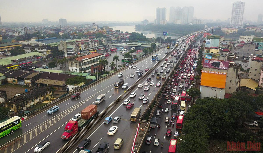 Đường vành đai 3 trên cao và dưới thấp đoạn giao với đường Giải Phóng, qua bến xe Nước Ngầm ùn ứ phương tiện tại các điểm giao. (Ảnh: THÀNH ĐẠT) Người dân các tỉnh đội mưa đổ về Hà Nội ngày cuối kỳ nghỉ Tết Nguyên đán Nhâm Dần -0