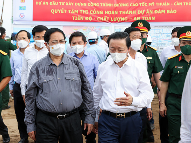 Thủ tướng Phạm Minh Chính tới kiểm tra, nắm tình hình, xử lý các khó khăn, vướng mắc tại dự án cao tốc Mỹ Thuận-Cần Thơ và dự án cầu Mỹ Thuận 2. Ảnh: VGP/Nhật Bắc