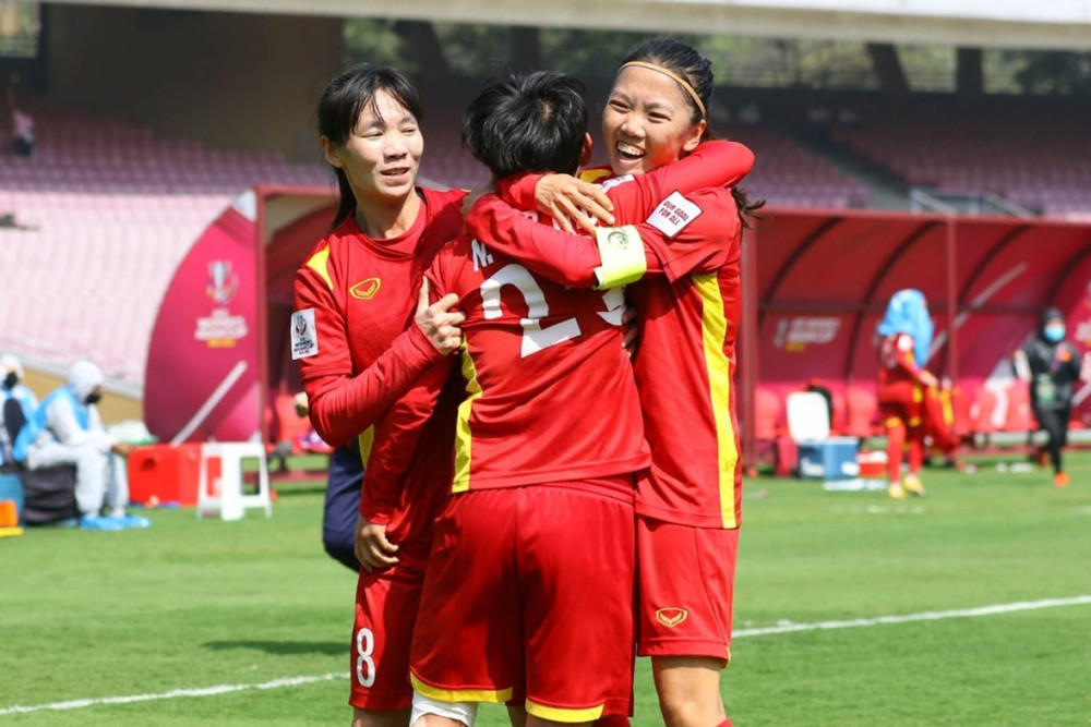 Đội trưởng Huỳnh Như chia vui cùng các đồng đội. (Ảnh: Getty)