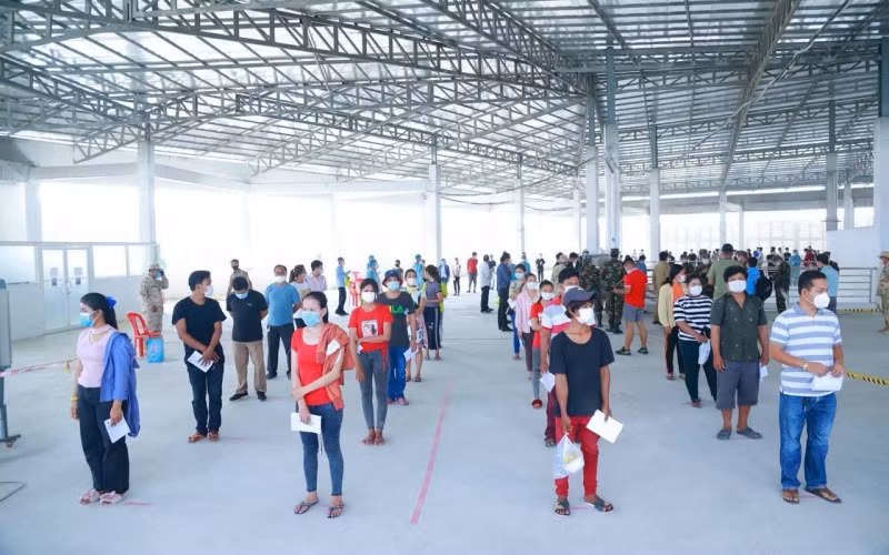 Tiêm vaccine ngừa Covid-19 tại một khu vực trọng điểm ở Phnom Penh.