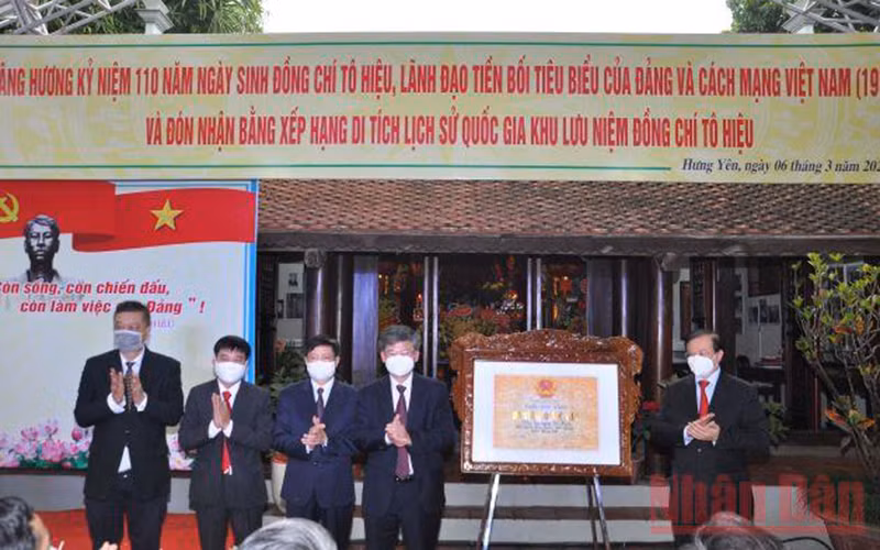 Lãnh đạo Bộ Văn hóa-Thể thao và du lịch trao Bằng xếp hạng Di tích lịch sử cấp quốc gia Khu lưu niệm đồng chí Tô Hiệu cho tỉnh Hưng Yên. (Ảnh: PHẠM HÀ)