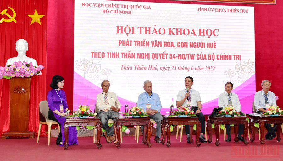 Tại hội thảo, các chuyên gia, nhà khoa học và nhà quản lý trao đổi, tọa đàm phát huy văn hóa, con người Huế theo tinh thần Nghị quyết số 54. Phát triển văn hóa, con người Huế theo tinh thần Nghị quyết số 54 của Bộ Chính trị -0
