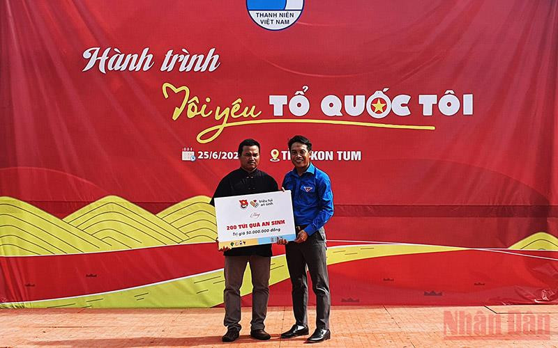 Tặng 200 “Túi an sinh” cho các hộ đồng bào dân tộc thiểu số. Hành trình “Tôi yêu Tổ quốc tôi” đến với đồng bào dân tộc thiểu số Kon Tum -0