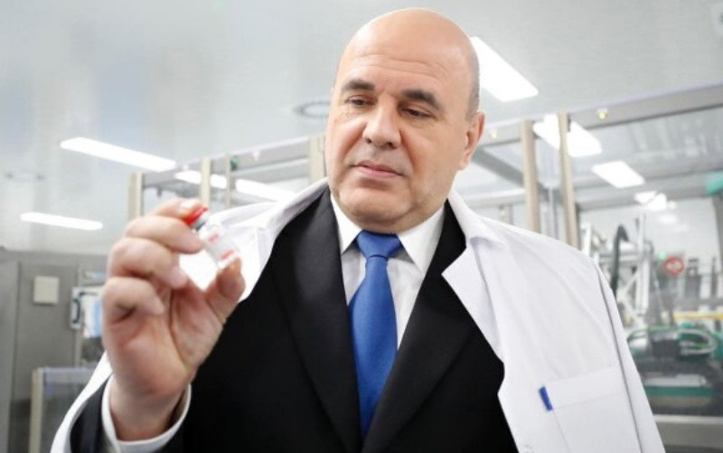 Thủ tướng Nga M. Mushustin thị sát một dây chuyền sản xuất vaccine Sputnik V tại Saint Petersburg. (Ảnh: TASS)