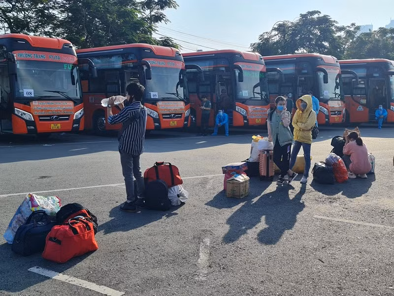 Người dân tỉnh Vĩnh Long chuẩn bị lên xe về quê tại Bến xe Miền Tây, TP Hồ Chí Minh.