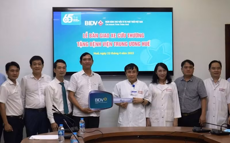 Đại diện BIDV chi nhánh Thừa Thiên Huế trao tặng xe cứu thương cho lãnh đạo Bệnh viện Trung ương Huế.