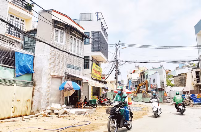 Những căn nhà siêu mỏng trên đường Bùi Đình Túy, quận Bình Thạnh.