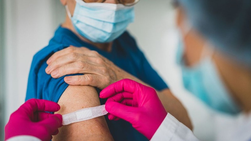 Tâm lý do dự đang là rào cản đối với chiến dịch tiêm vaccine ngừa Covid-19 của nhiều quốc gia. (Ảnh: BBC) cO -0