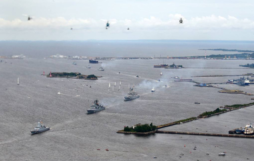 Tàu chiến và máy bay trực thăng Nga. (Ảnh: TASS) Nga duyệt binh kỷ niệm Ngày Hải quân -0