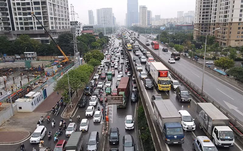Từ giữa giờ chiều, đường Vành đai 3 trên cao và dưới thấp đã đông phương tiện.