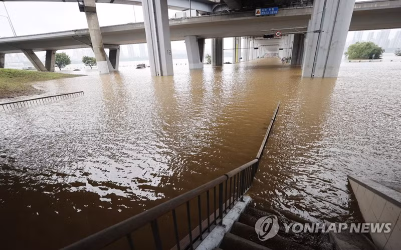 Hàn Quốc tiếp tục chịu thiệt hại do mưa lớn, 13 người chết -1