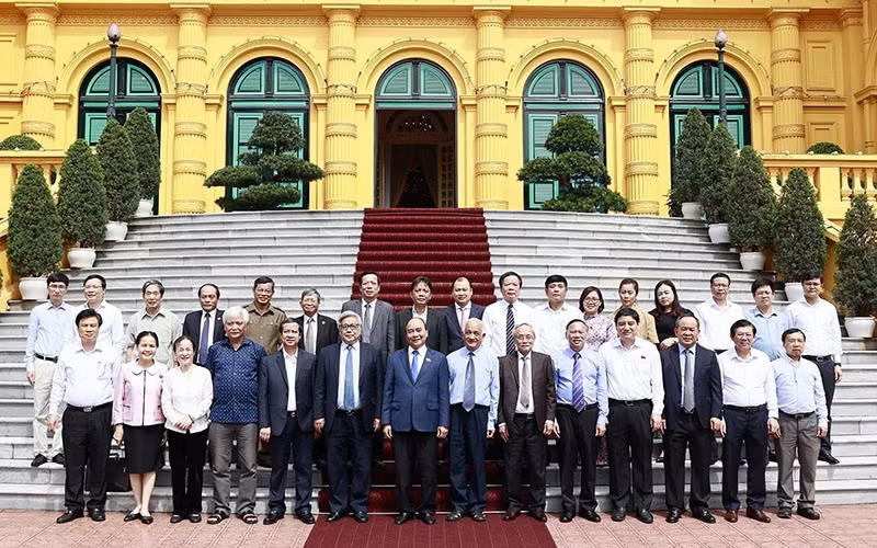 Chủ tịch nước Nguyễn Xuân Phúc với các đại biểu Hội Khoa học lịch sử Việt Nam.