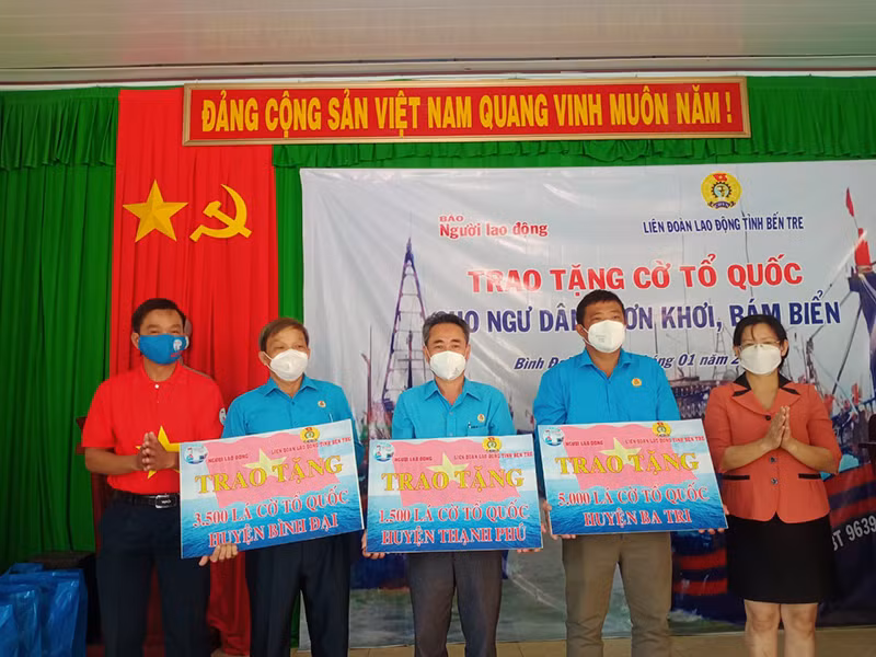 Trao 10.000 lá cờ Tổ quốc cho ngư dân Bến Tre -0
