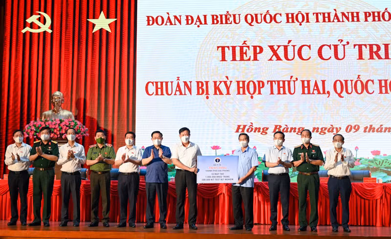 Lễ bàn giao trang thiết bị y tế phòng, chống dịch Covid-19 cho thành phố Hải Phòng. (Ảnh: DUY LINH)