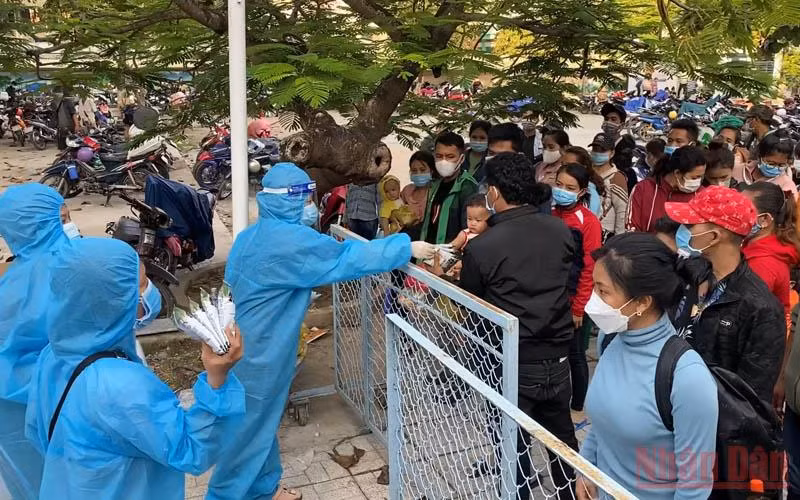 Trao sữa cho các cháu bé theo cha mẹ trở về An Giang.