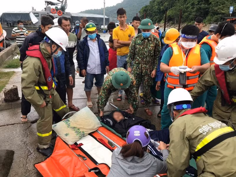 Lực lượng chức năng đưa bệnh nhân lên tàu vào đất liền.