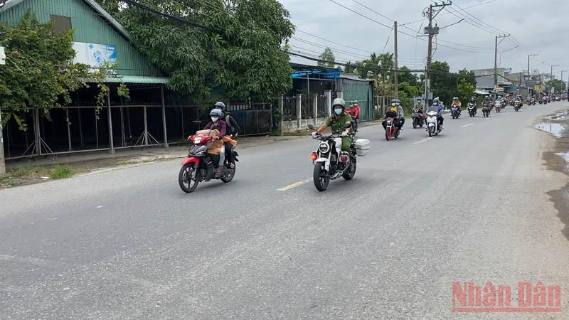 Các chiến sĩ dẫn đường cho dân về lại địa phương. An Giang rộng vòng tay đón người trở về -0