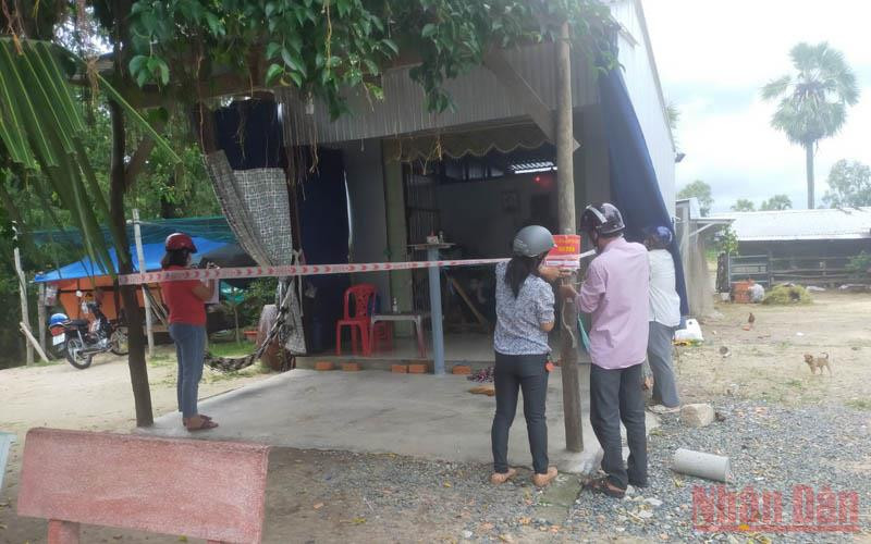 Gắn bảng căng dây tại nhà một hộ dân ở huyện Tịnh Biên thực hiện cách ly tại nhà. An Giang rộng vòng tay đón người trở về -0