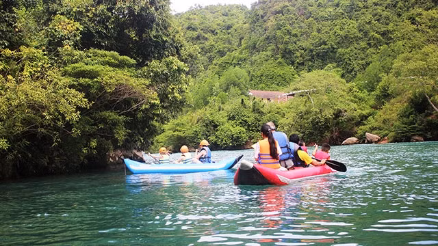 Khách trong nước và quốc tế du ngoạn sông Chày và xuôi đến mua các sản phẩm của làng nghề.