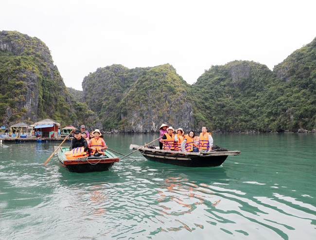Khách du lịch tại đảo Cát Bà (huyện Cát Hải, TP Hải Phòng). Ảnh: THANH HÀ