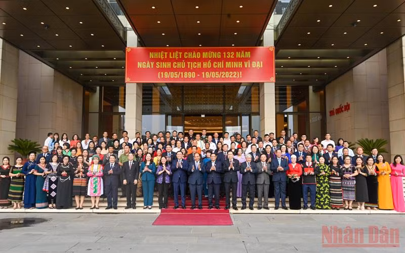 Chủ tịch nước Nguyễn Xuân Phúc, Thủ tướng Phạm Minh Chính, Chủ tịch Quốc hội Vương Đình Huệ cùng các đồng chí lãnh đạo Đảng, Nhà nước và các đại biểu Quốc hội là người dân tộc thiểu số. (Ảnh: DUY LINH)