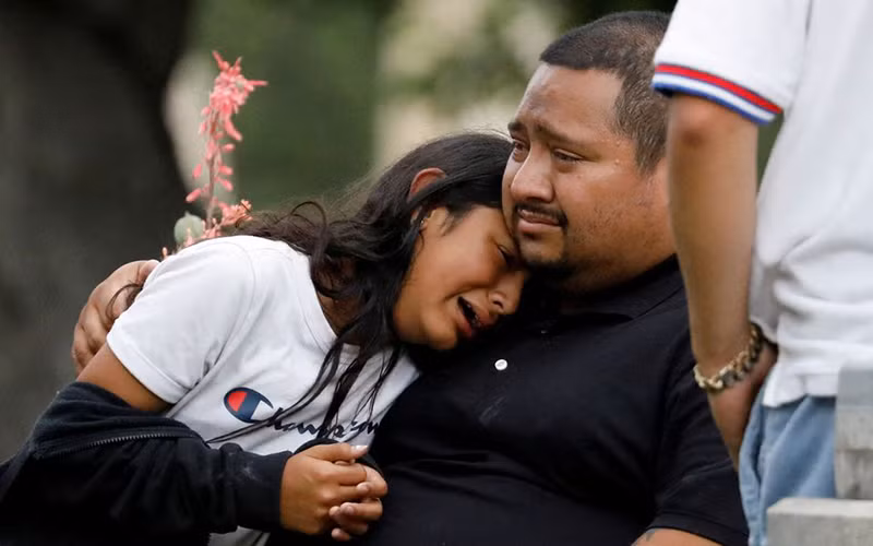 Nhiều phụ huynh đang chờ đợi tại Trung tâm hành chính Ssgt Willie de Leon, nơi các em học sinh của Trường tiểu học Robb được chuyển đến sau vụ xả súng. (Ảnh: Reuters)