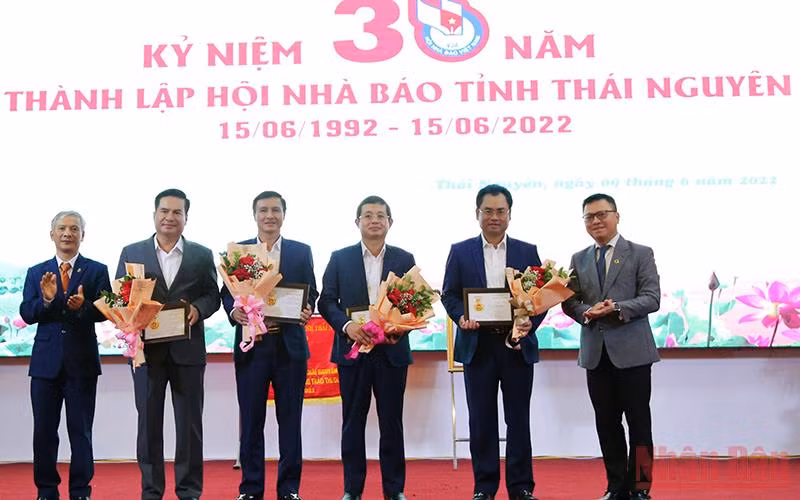 Đồng chí Lê Quốc Minh trao Kỷ niệm chương vì sự nghiệp báo chí Việt Nam cho 5 đồng chí lãnh đạo tỉnh Thái Nguyên.