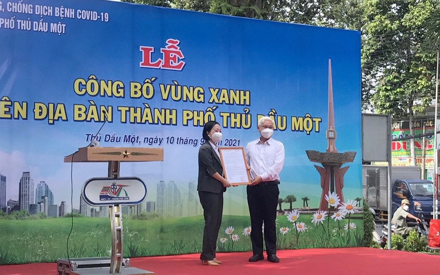 Bí thư Tỉnh ủy Bình Dương Nguyễn Văn Lợi trao Quyết định công bố “vùng xanh” trên địa bàn TP Thủ Dầu Một. 