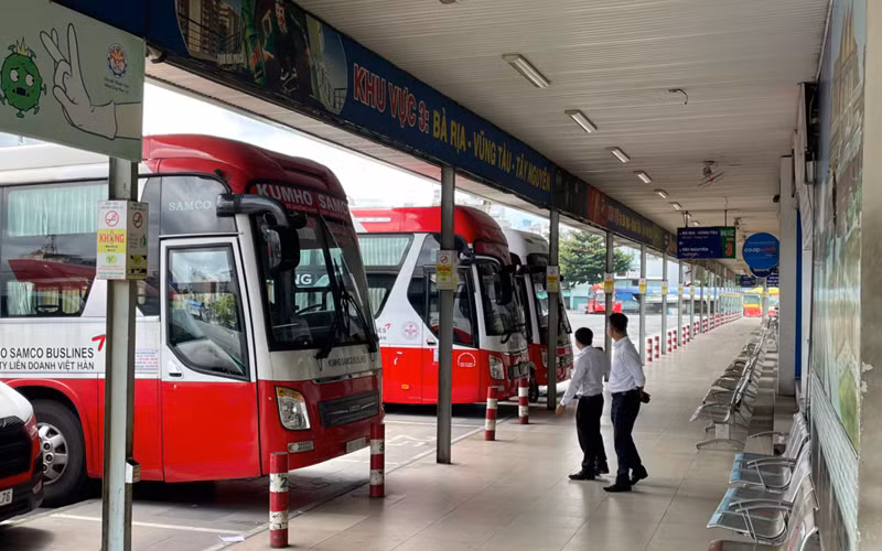 Xe khách liên tỉnh từ Thành phố Hồ Chí đi đến một số tỉnh đã hoạt động trở lại nhưng vẫn còn vắng khách.