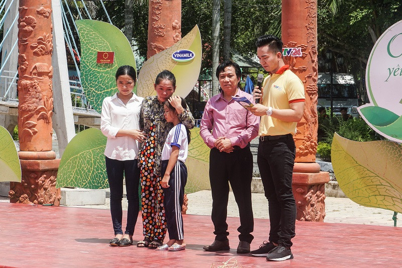 Ông Trần Hữu Phương – Giám đốc Chi nhánh Vinamilk tại Cần Thơ chia sẻ với hoàn cảnh của gia đình bé Hoàng Thị Hồng Ngọc. Vinamilk đồng hành cùng Cặp lá yêu thương -0