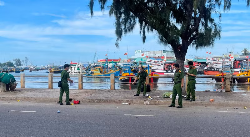 Công an tiến hành khám nghiệm hiện trường.
