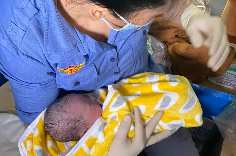 Tổ tàu SE8 phối hợp hành khách trên tàu hỗ trợ sản phụ chuyển dạ, sinh con “mẹ tròn, con vuông”.