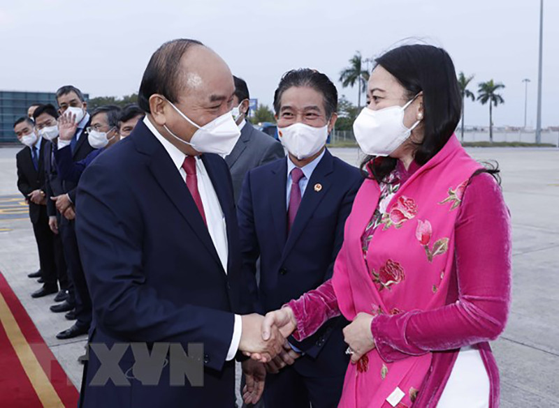 Phó Chủ tịch nước Võ Thị Ánh Xuân tiễn Chủ tịch nước Nguyễn Xuân Phúc tại Sân bay Quốc tế Nội Bài. (Ảnh: TTXVN) Chủ tịch nước Nguyễn Xuân Phúc lên đường thăm cấp nhà nước Vương quốc Campuchia -0