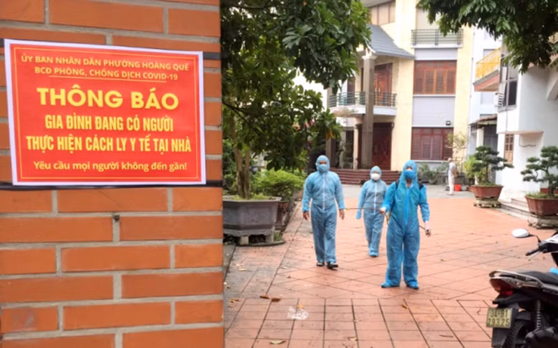 Lực lượng y tế triển khai lấy mẫu xét nghiệm các trường hợp liên quan đến F0 ở xã Hoàng Quế, thị xã Đông Triều.