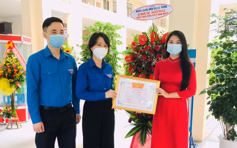 Trao Giấy khen tuyên dương “Nhà giáo trẻ tiêu biểu”.