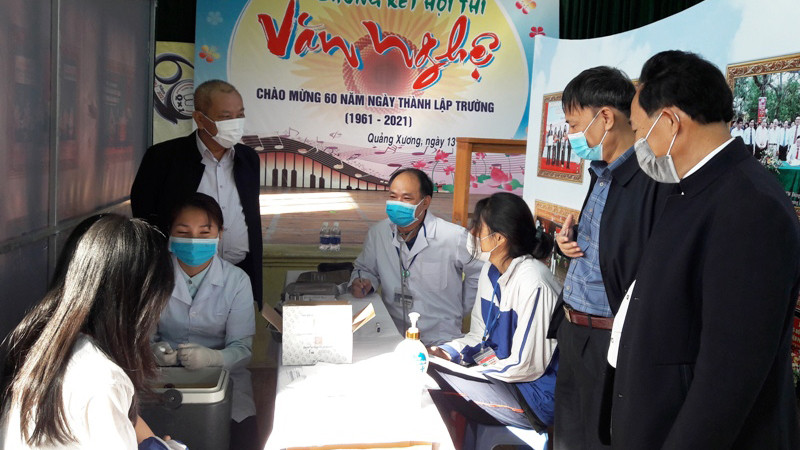 Đoàn công tác Sở Y tế Thanh Hóa giám sát tại điểm tiêm chủng ở Trường THPT Quảng Xương. 17 trẻ em Thanh Hóa phản ứng nặng sau tiêm chủng đã ổn định sức khỏe -0