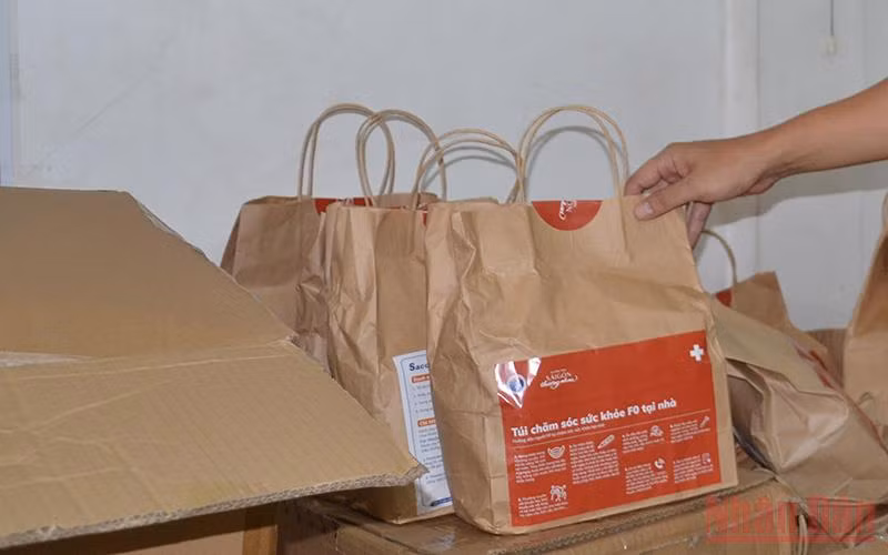 Túi thuốc chăm sóc F0 tại nhà.