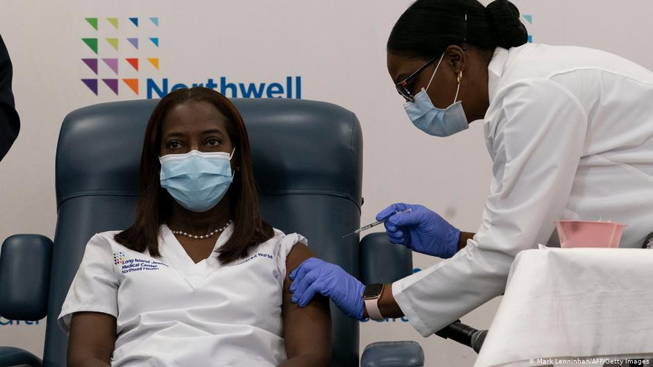 Y tá Sandra Lindsay được tiêm liều vaccine Covid-19 đầu tiên ở Mỹ ngày 14-12-2020. Ảnh: Getty Images. Tại sao tiêm vaccine ngừa Covid-19 một số người vẫn dương tính? -0