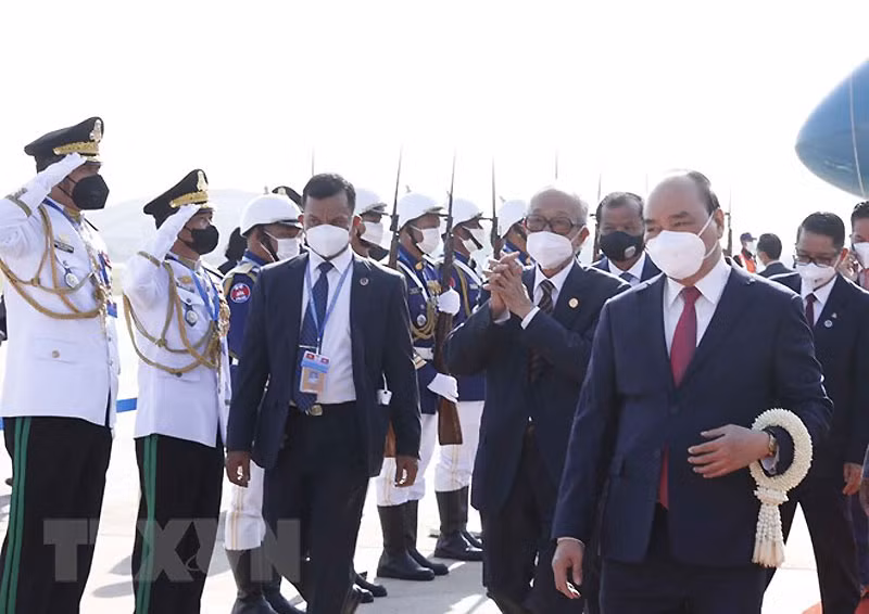 Các quan chức Hoàng gia Vương quốc Campuchia đón Chủ tịch nước Nguyễn Xuân Phúc cùng Đoàn đại biểu cấp cao Việt Nam tại Sân bay Quốc tế Pochentong. (Ảnh: TTXVN)