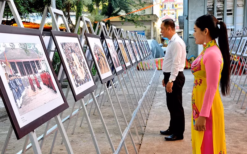 Các bức ảnh được trưng bày tại triển lãm.